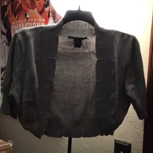 LIGHT GRAY SWEATER SHRUG w/scalloped edges, never worn